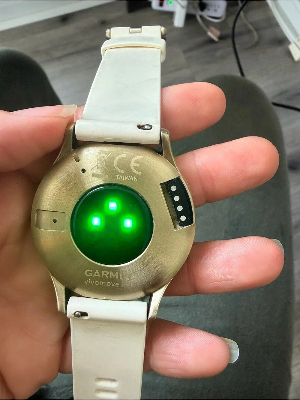 Garmin vivomove HR Smartwatch White & Gold - powers on, display not visible